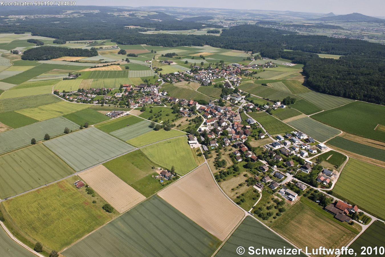 im Hintergrund: Neudörflingen, links Unterberg, Vordergrund: Hinterdorf; Blickrichtung gegen NE mit den Vulkanen Hohenstoffeln und Hohenhewen